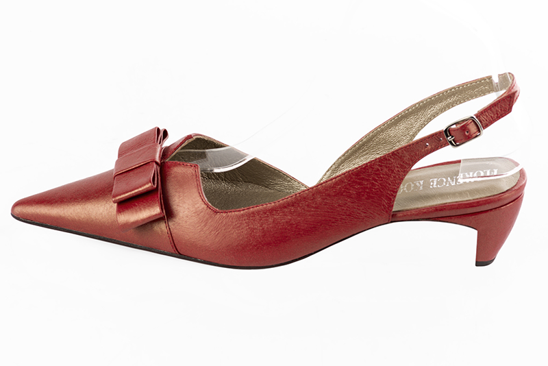 Cardinal red women's open back shoes, with a knot. Pointed toe. Low comma heels. Profile view - Florence KOOIJMAN